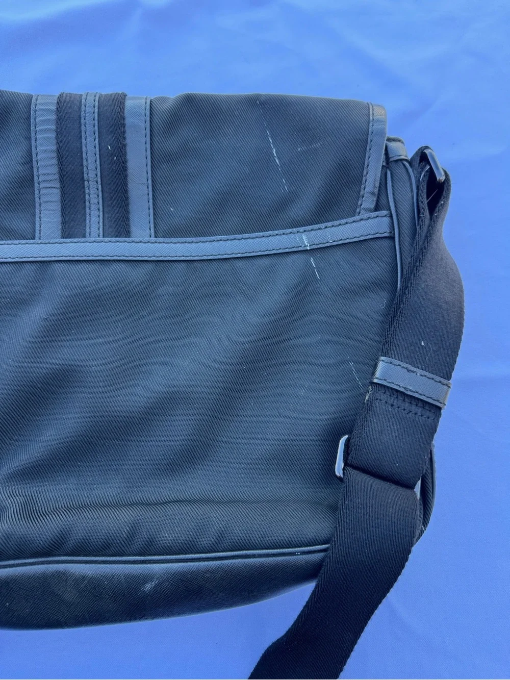 Black Burberry Men's Messenger Bag - Sleek Everyday Shoulder Bag